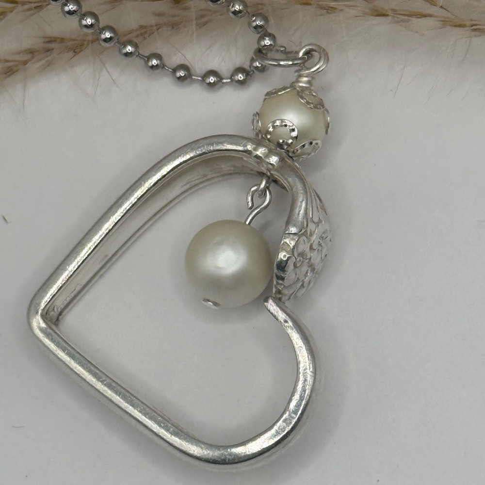Necklaces Floating Heart Pendant - Picture 6 of 6
